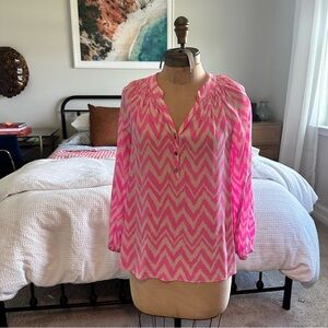 LILLY PULITZER ELSA TOP WOMENS SIZE SMALL NEON PINK WHITE CHEVRON SILK BLOUSE